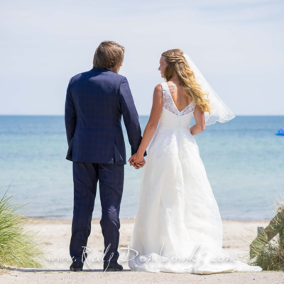 Frisch verheiratetes Paar schaut auf die Ostsee